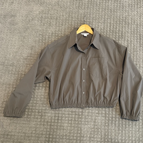 Athleta Midday Bubble Hem Shirt
Sz L Cropped button-down - Picture 4 of 7